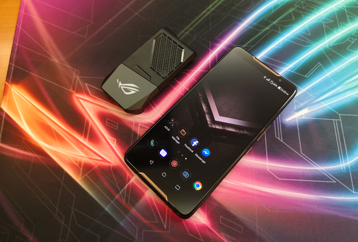 Asus Rog Phone With Aeroactive Cooler • Asus Rog Phone Hands-On, First Impressions