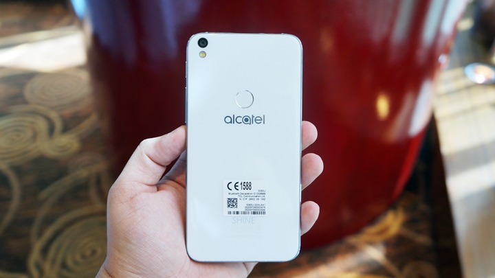 alcatel-shine-lite-hands-on-2