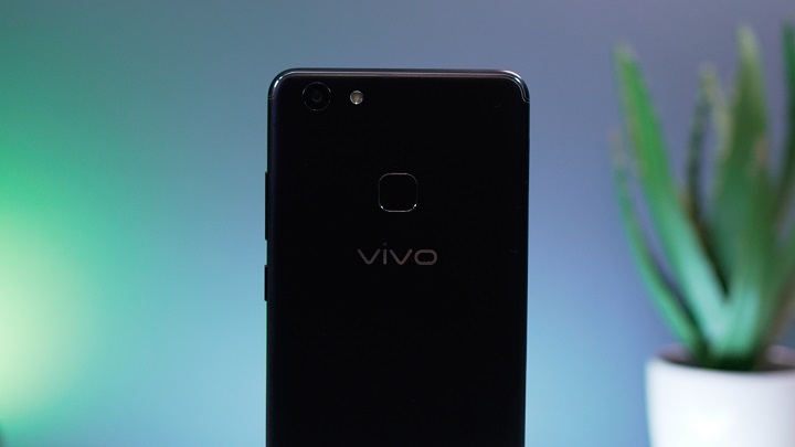 V7 Back • Vivo V7+ Review
