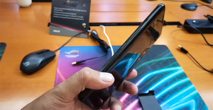 Asus Rog Phone Right • Asus Rog Phone Hands-On, First Impressions