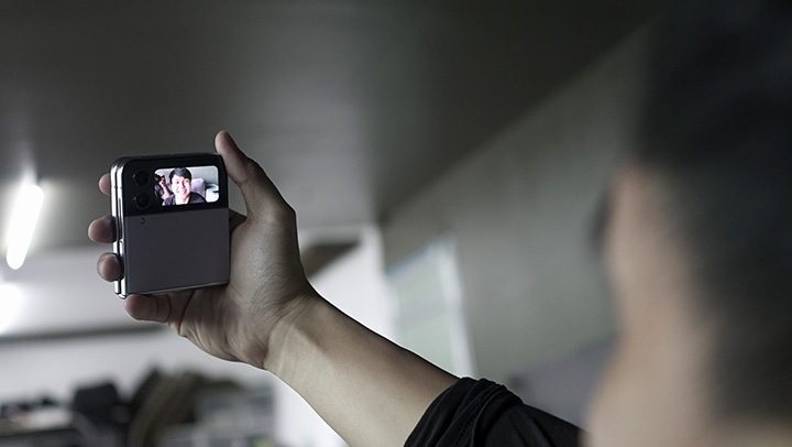 • Selfie Flip4 • Samsung Galaxy Z Flip4 Review
