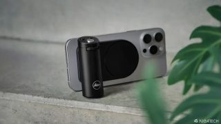 Leica launches LUX Grip for iPhone