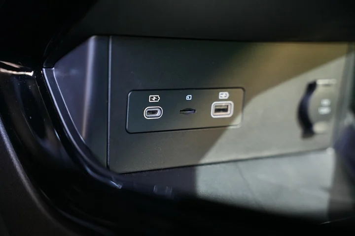 BYD Sealion 6 DM-i USB Ports